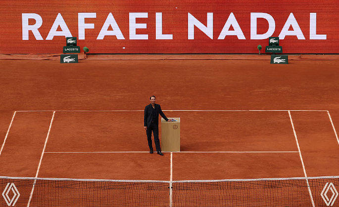 费德勒回归赛场，惊险取胜首场状态亮眼，阿森纳观众沸腾！